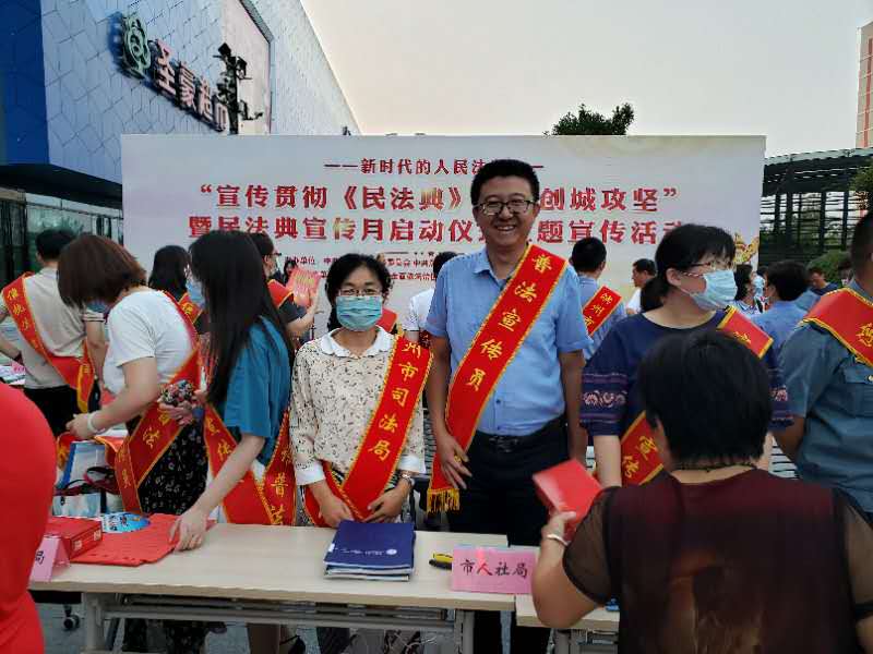 德衡律師擺地攤宣傳《民法典》